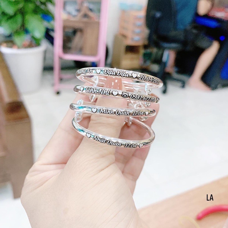 Vòng tay trơn bé khắc theo yêu cầu bạc ta