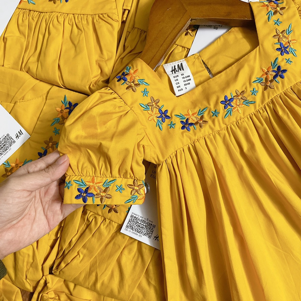 Váy vàng HM thêu viền cổ vuông xinh xắn cho bé gái