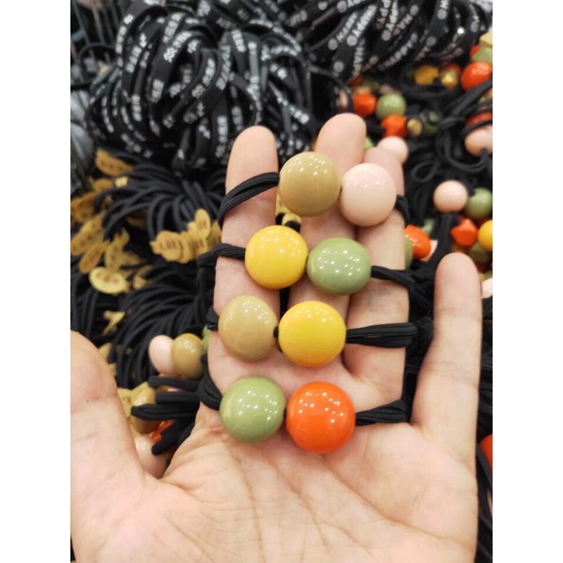 cột tóc hoa cúc, mặt cười, hạt đá tròn (lấy mẫu ngẫu nhiên