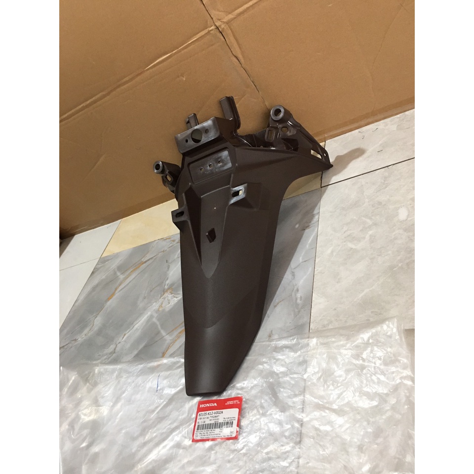 Chắn bùn sau - đuôi bắt biển HONDA LEAD 125 năm 2018-2019 màu Nâu. *YR286R* 80105K12V00ZA