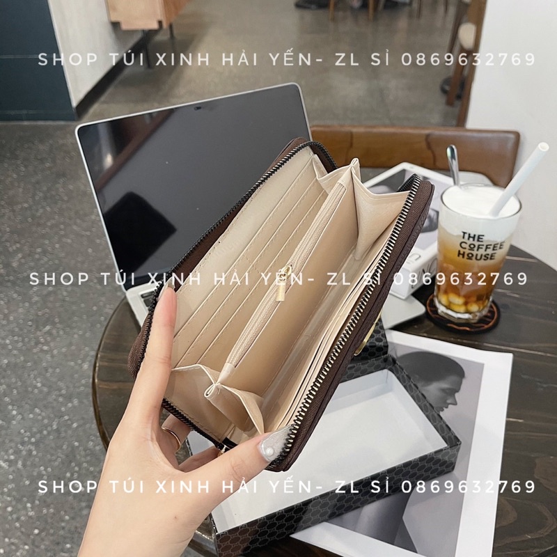 Ví dài và ví ngắn cầm tay phối kẻ sọc giữa logo vàng nổi