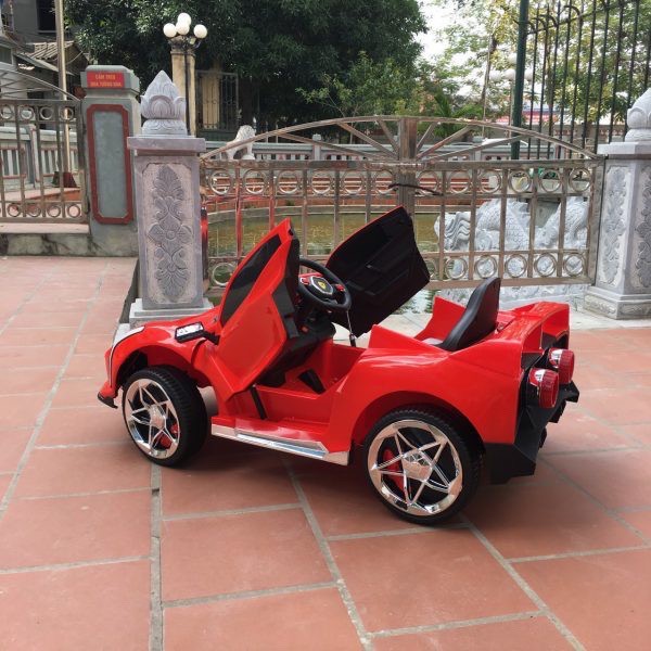Ô tô điện trẻ em Ferrari tải trọng 40Kg phù hợp cho bé từ 1 đến 5 tuổi, có đèn Led, nhạc, usb mp3, có điều khiển cầm tay