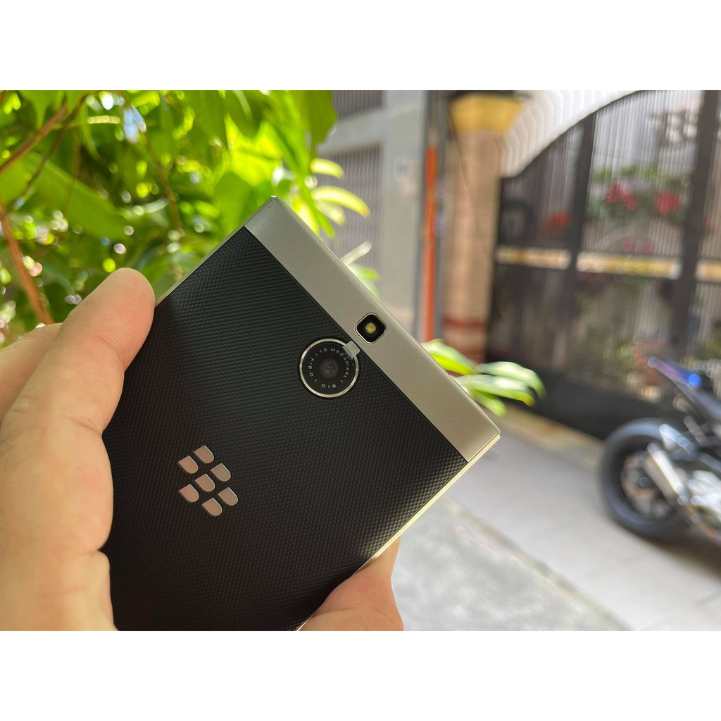 Điện thoại Blackberry Passport màu bạc