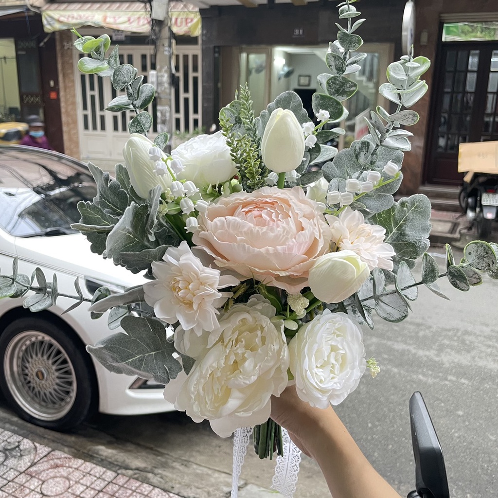 Hoa cầm tay cô dâu ngày cưới