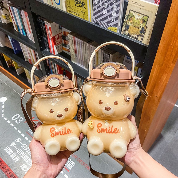 [Hàng sẵn] Bình Đựng Nước Hình Gấu Nâu Thể Tích 1.4l Có Dây Đeo Và Giá Đỡ Điện Thoại - Có Ống Hút Khi Bật Nắp