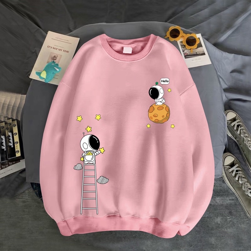 Áo sweater in phi hành gia leo thang siêu xinh