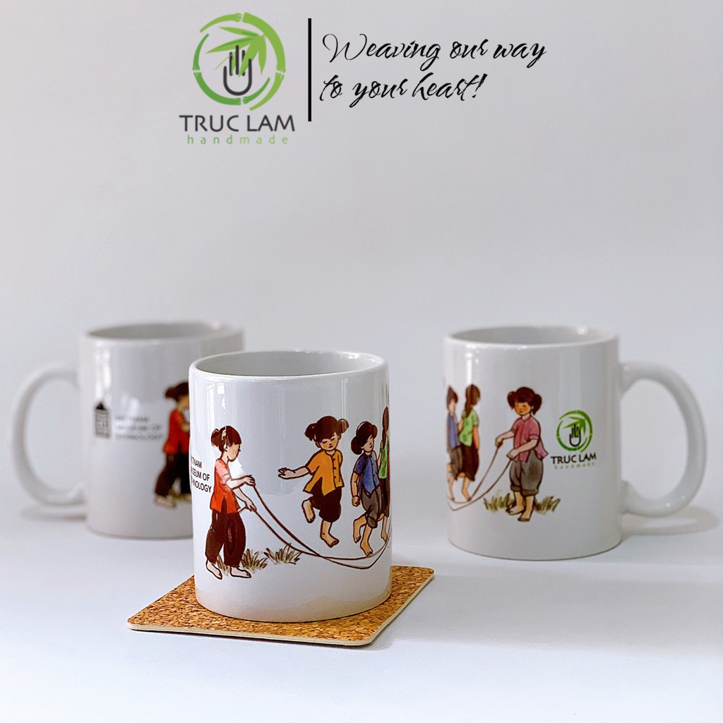 Cốc Uống Nước Có Quai Cầm Chất Liệu Sứ Bát Tràng In Hình Trò Chơi Dân Gian - Nhảy Dây - Trúc Lâm Handmade