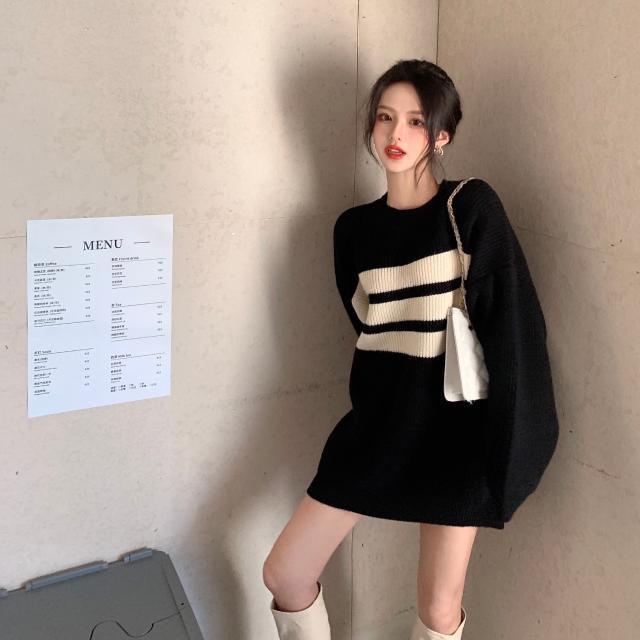 Áo sweater cổ tròn màu đen kẻ sọc phong cách Hàn Quốc cho nữ