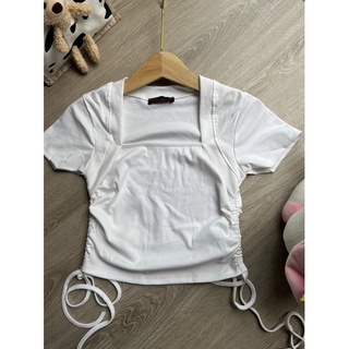 Áo thun cổ vuông rút eo