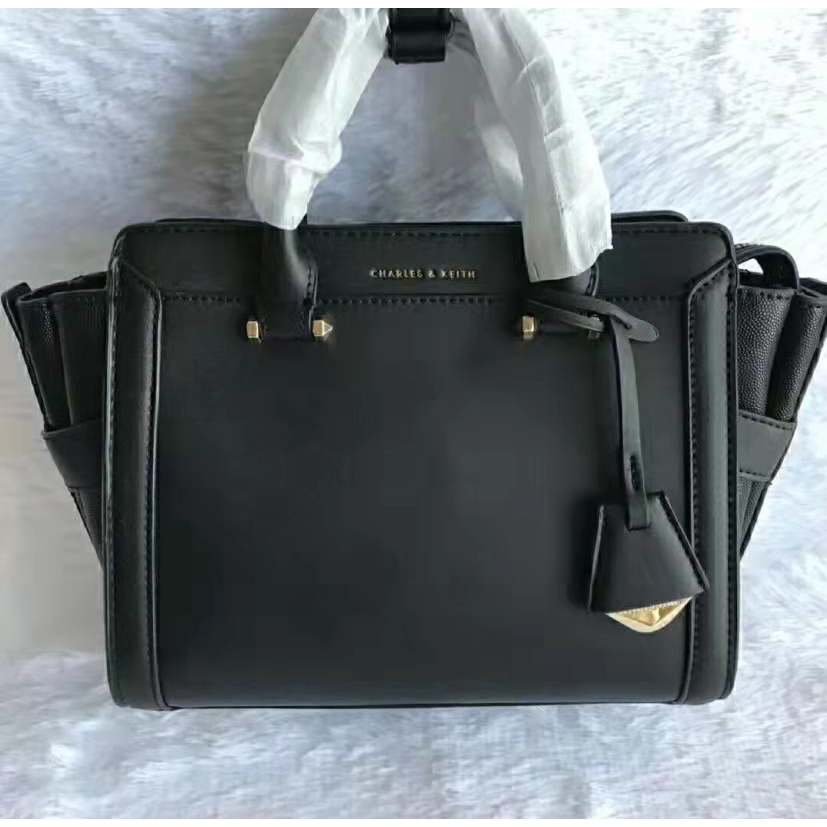 Charles & KEITH Phong Cách Mới Của Singapore 50780288 Túi Đeo Chéo Cỡ Lớn Màu Đỏ Dễ Mang Theo Cho Nữ