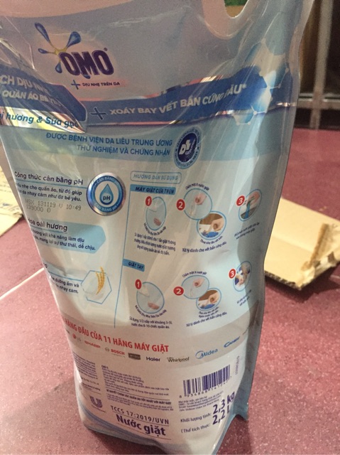 Túi nước giặt Omo Matic cửa trên dịu nhẹ trên da 2.3kg mẫu mới