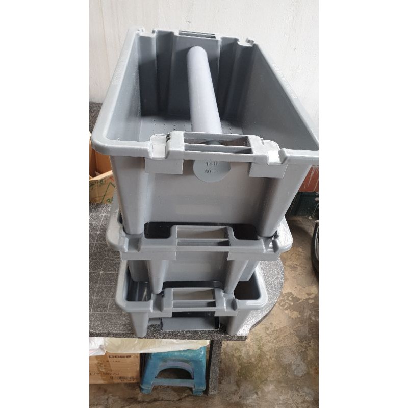 Baki xám 3tầng  kèm ống mưa kt  65×39×69