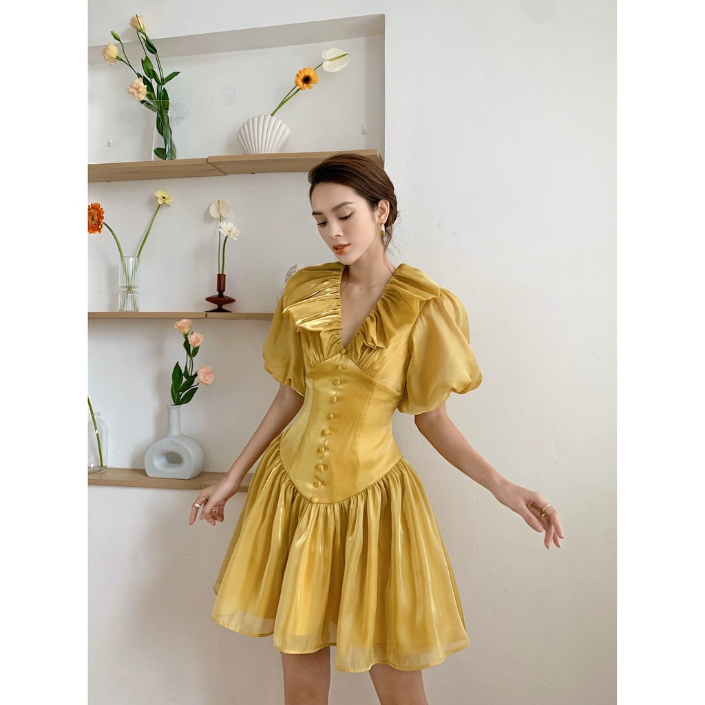 [Mã WABRWA15 giảm 15% đơn 300K] MOLLYNISTA- Đầm Emilia vàng cổ nhúm bèo phồng 10 nút | BigBuy360 - bigbuy360.vn