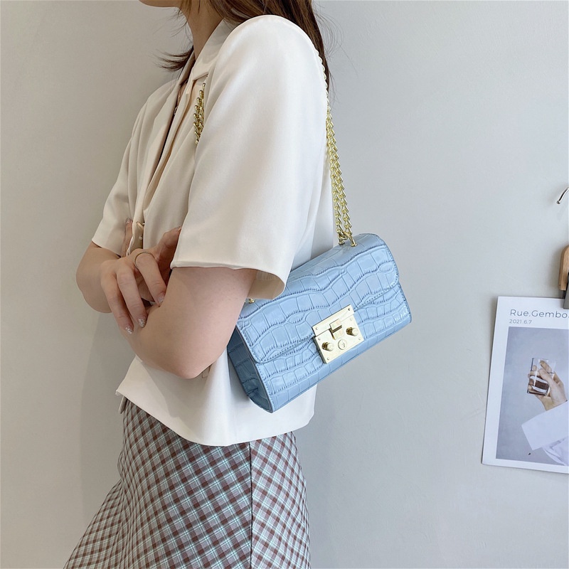 Túi đeo vai hình vuông thiết kế dây xích hoa văn da cá sấu