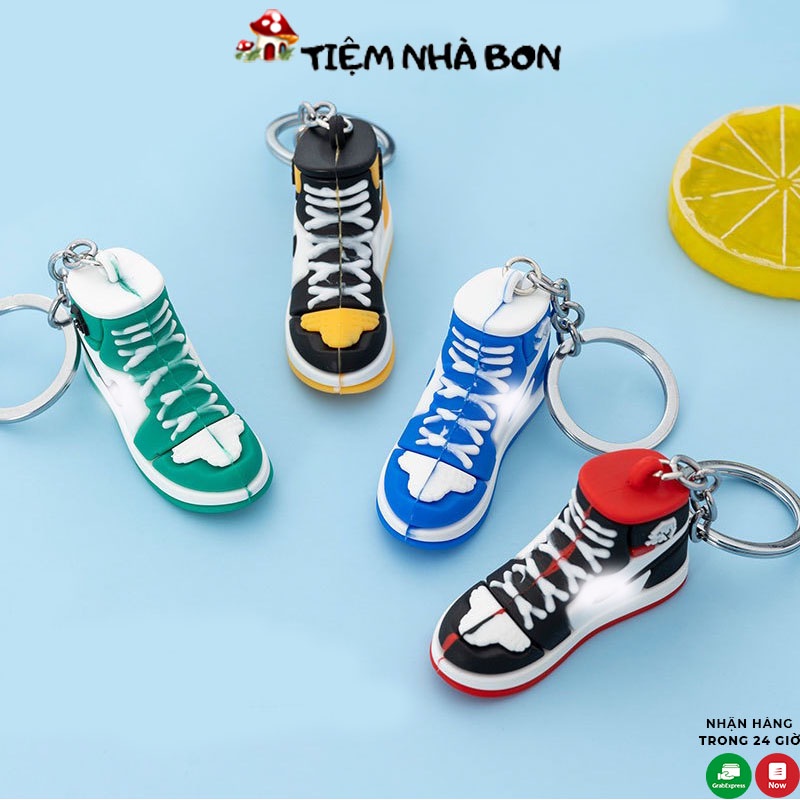 Móc khóa hình đôi giày treo balo túi xách trẻ trung, năng động
