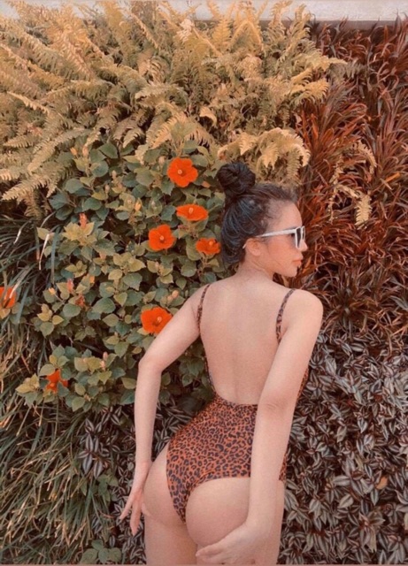 Bikini liền mảnh da beo hở lưng quyến rũ