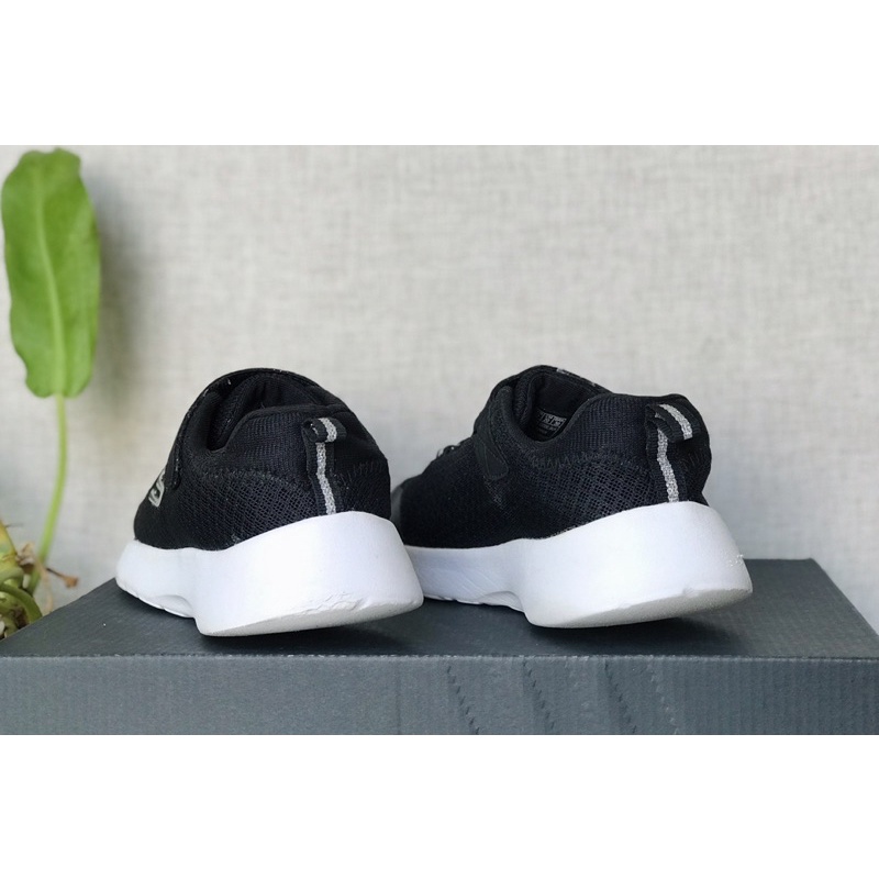 Giày Skechers quai dán