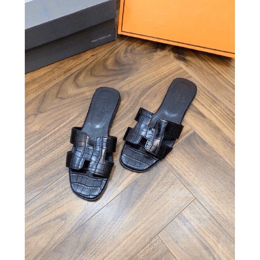 Dép quai ngang thời trang có vân 1 màu đen duy nhất