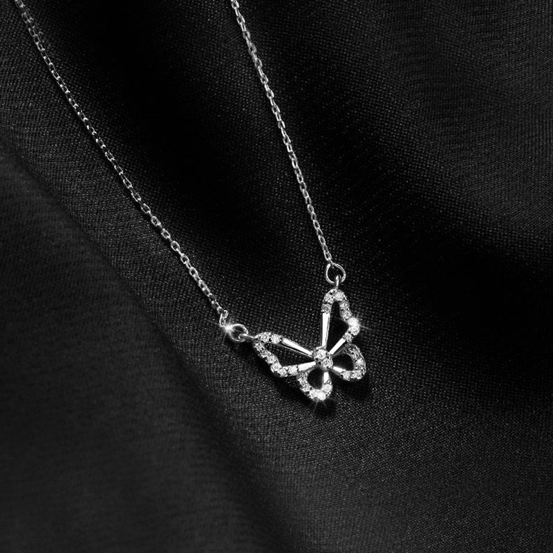 Vòng cổ Đeo Cổ Họa Tiết Bướm Rỗng Đính Ngọc Trai Và Kim Cương Giả