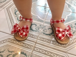 Sandal nơ ca-rô đỏ bé gái