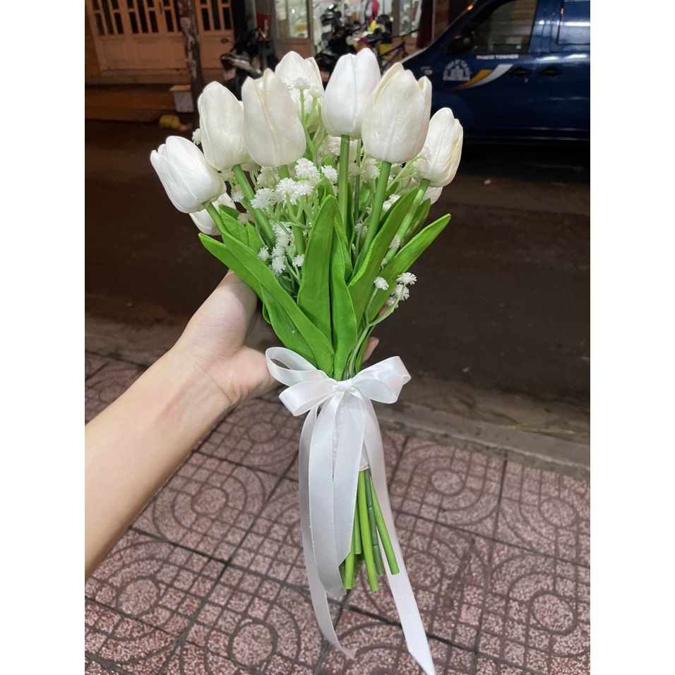 Hoa cầm tay tulip phối hoa baby cho cô dâu ngày cưới