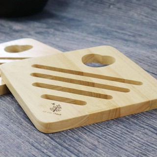 Rế lót nồi  vuông lỗ tim (R6609201) - Kích thước: 18 x 18 x 1.5 cm - Gỗ tự nhiên