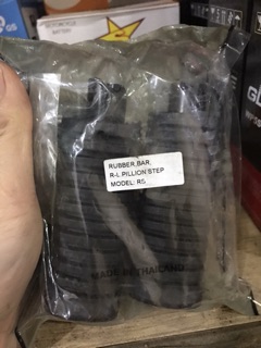 Cao su xe máy gác chân sau