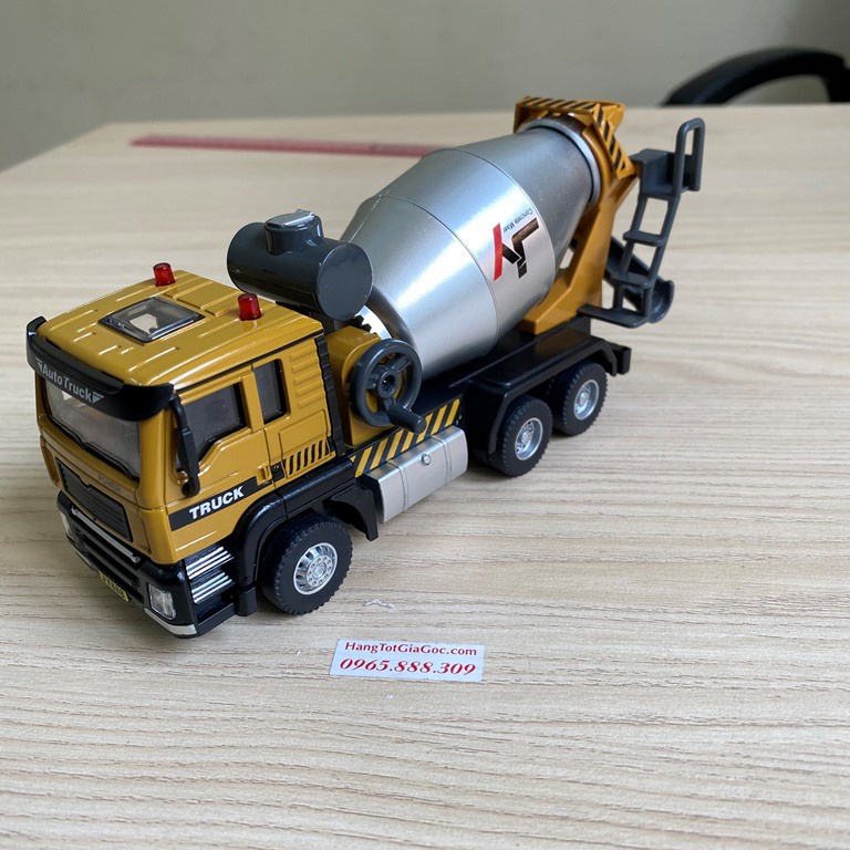 Mô hình xe bồn chở bê tông tỉ lệ 1:50 bằng hợp kim chạy bằng cót, có đèn và còi –