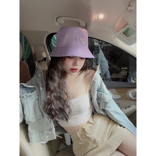 Cặp mũ bucket và lưỡi trai prada gió