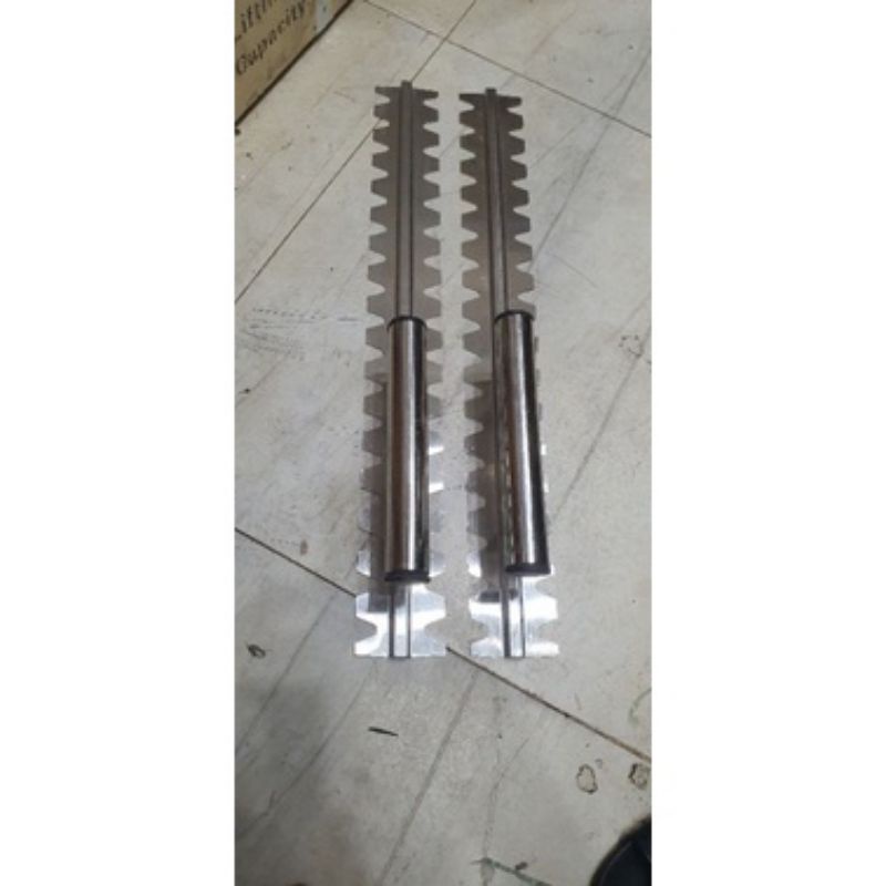 Yên Dụng Lát Gạch Inox 304 Lưỡi Dãi 60cm - Răng Răng Cưa Vương 10mm