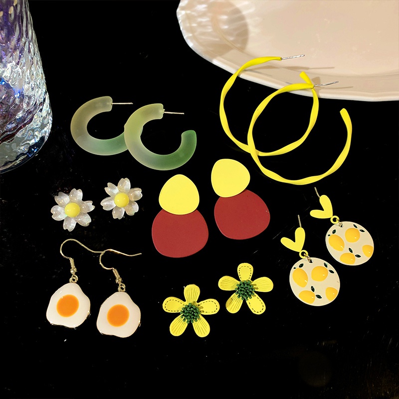 Khuyên tai mặt hình hoa màu vàng cỡ nhỏ đáng yêu