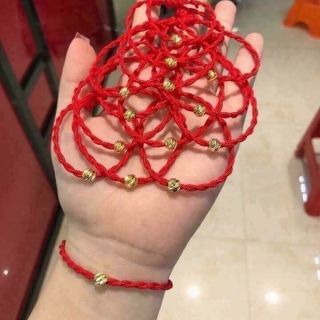 Vòng tay bi đỏ may mắn