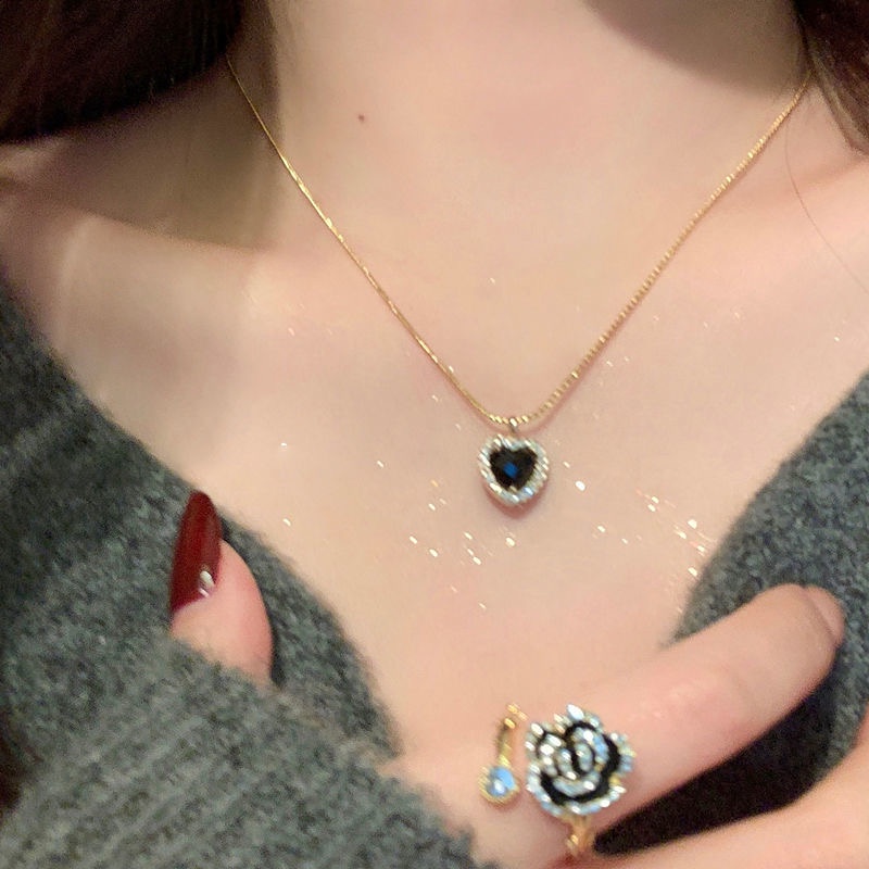 Vòng cổ Vàng Mặt Trái Tim Màu Đen Thanh Lịch