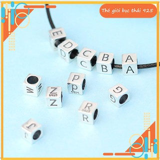 Charm chữ cái xỏ ngang vuông 4 mặt