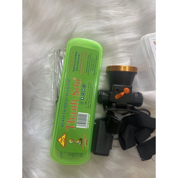 1 bộ đồ lấy ráy tai 8 món THANH SƠN  hộp nhựa+ 1 ĐÈN ĐỘI ĐẦU loại tốt TIỆN LỢI CHO BẠN SÀI CÁ NHÂN VÀ SALON