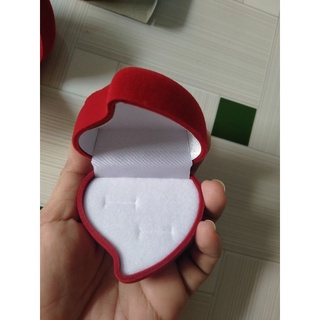 Hộp nhẫn tim nhung.