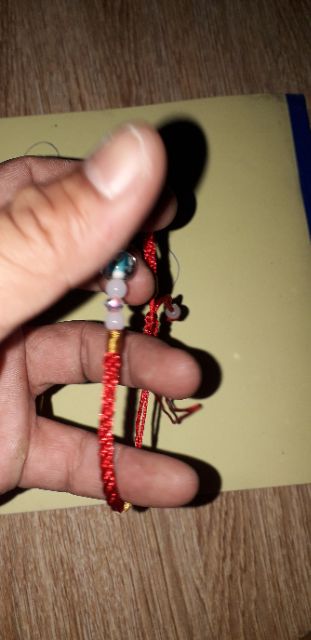Vòng tay may mắn màu đỏ kèm 7 viên đá pha lê nhiều