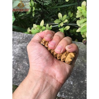 Dụng cụ massage lòng bàn tay hình quả thông bằng gỗ Bách Xanh