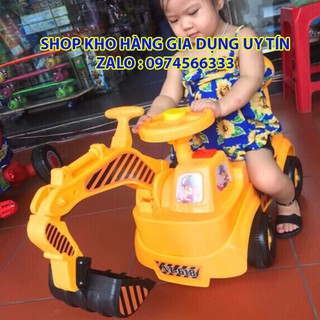 xe cẩu chòi chân cho bé màu vàng có gàu múc + còi chân + thùng chứa đồ