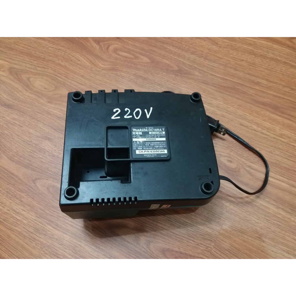 Sạc bàn chính hãng Makita Nhật mã DC18RA điện 100-120V