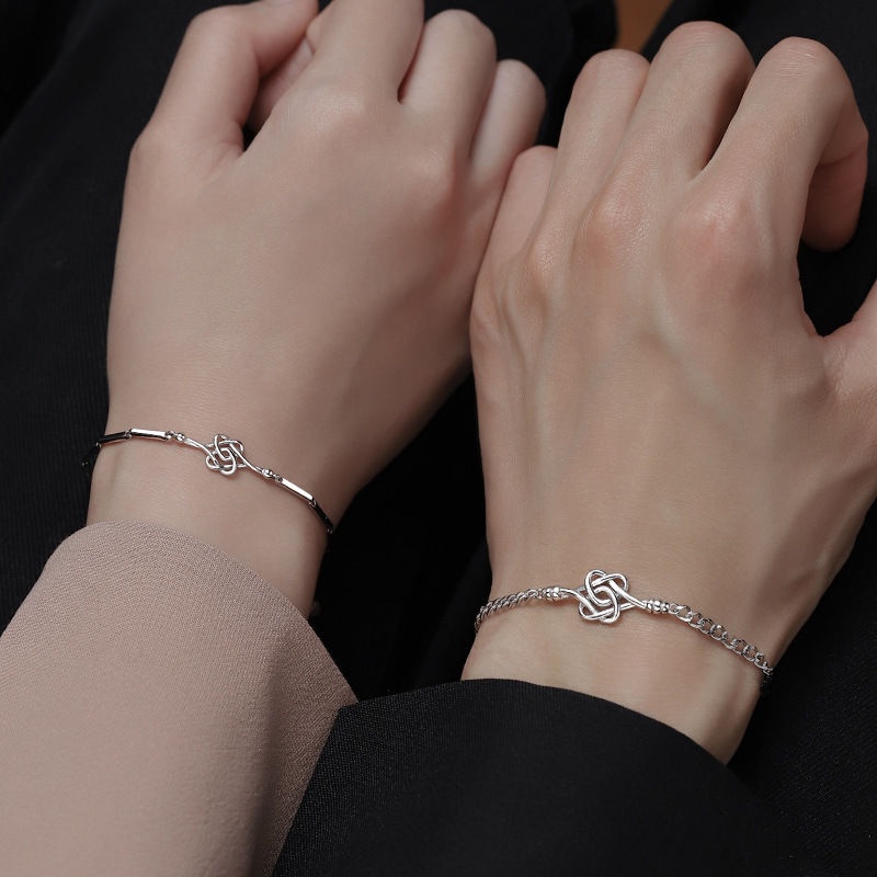 1 Cặp Vòng Tay Mạ Bạc s925 Mặt Trái Tim Thắt Nút Thời Trang