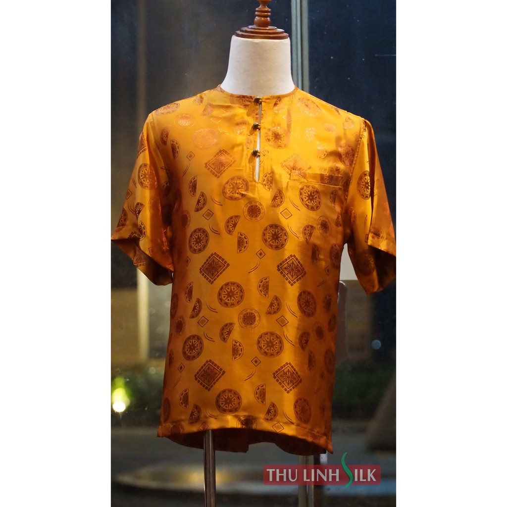 Áo lụa tơ tằm nam THULINHSILK cổ tròn xẻ ba khuy màu vàng đồng size M dáng ôm trẻ trung - Ảnh thật - Hàng thiết kế