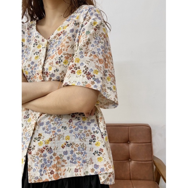 Áo cổ V hàng nút