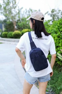 Túi đeo chéo AD 3D có sẵn