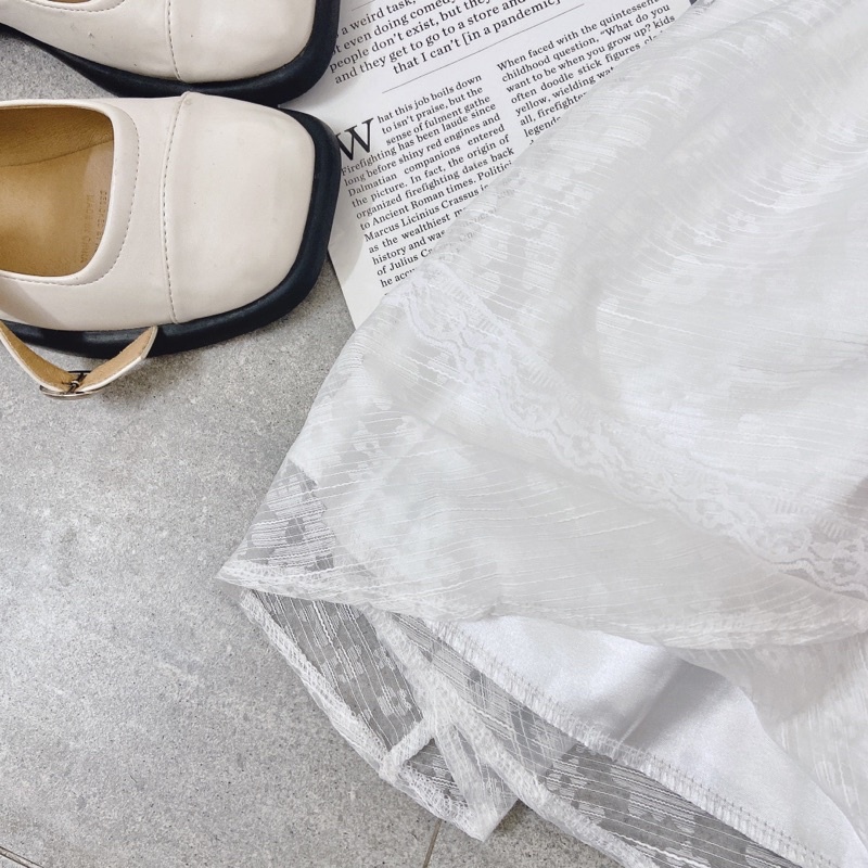 ĐẦM TRẮNG HOA NỔI BÈO CỔ CUT OUT NGỰC TAY BO (KG)