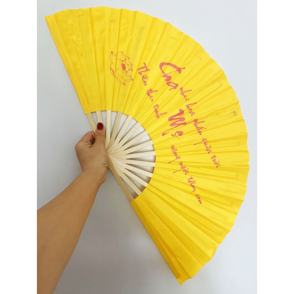 Quạt vải lụa xếp,viết chữ thư pháp truyền thống Việt Nam dài 32cm