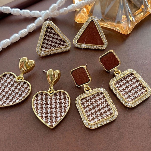 Bông Tai Đính Ngọc Trai Màu Cà Phê Phong Cách Hàn Quốc Thời Trang Thu Đông Cho Nữ