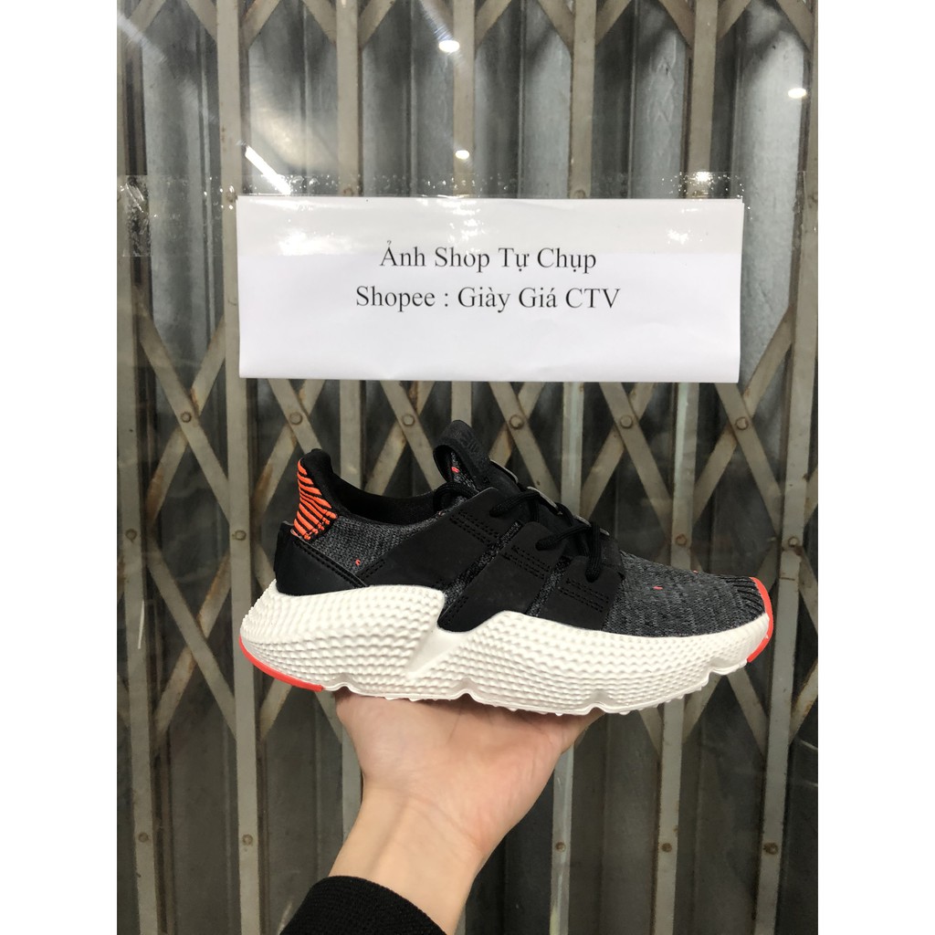 Giày sneaker đen cam đế trắng