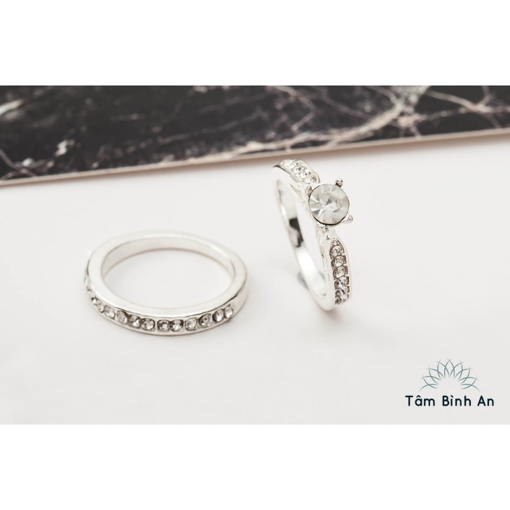 Bộ 2 nhẫn đính đá hạt xoàn nữ tính phong cách