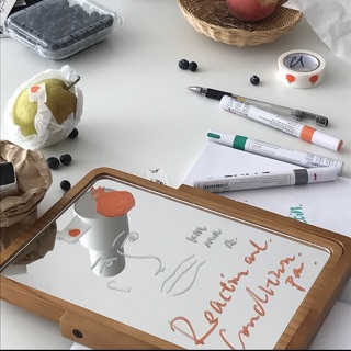 bút màu trắng vẽ lên gương